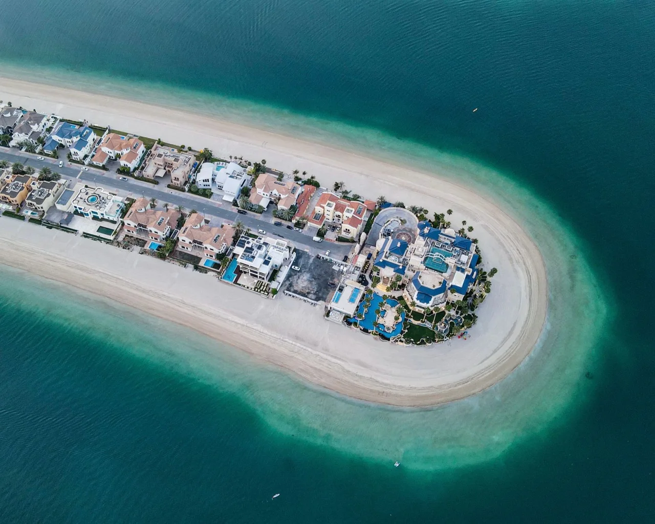Nakheel Mall: Should You Buy Nearby?